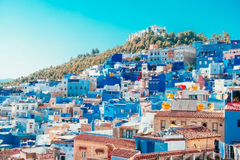 Blaue Häuser der Altstadt von Chefchaouen am Hang des Rif-Gebirges in Marokko